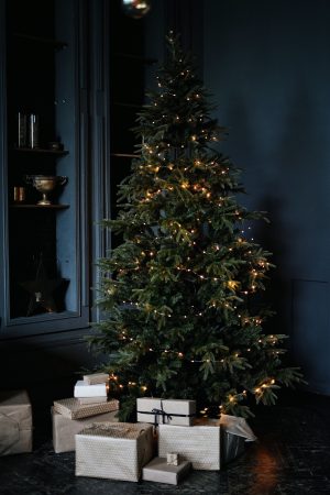 Modne choinki na święta. W czym postawić bożonarodzeniowe drzewko w domu?